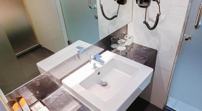 Brits Hotel Karawang Zewnętrze zdjęcie